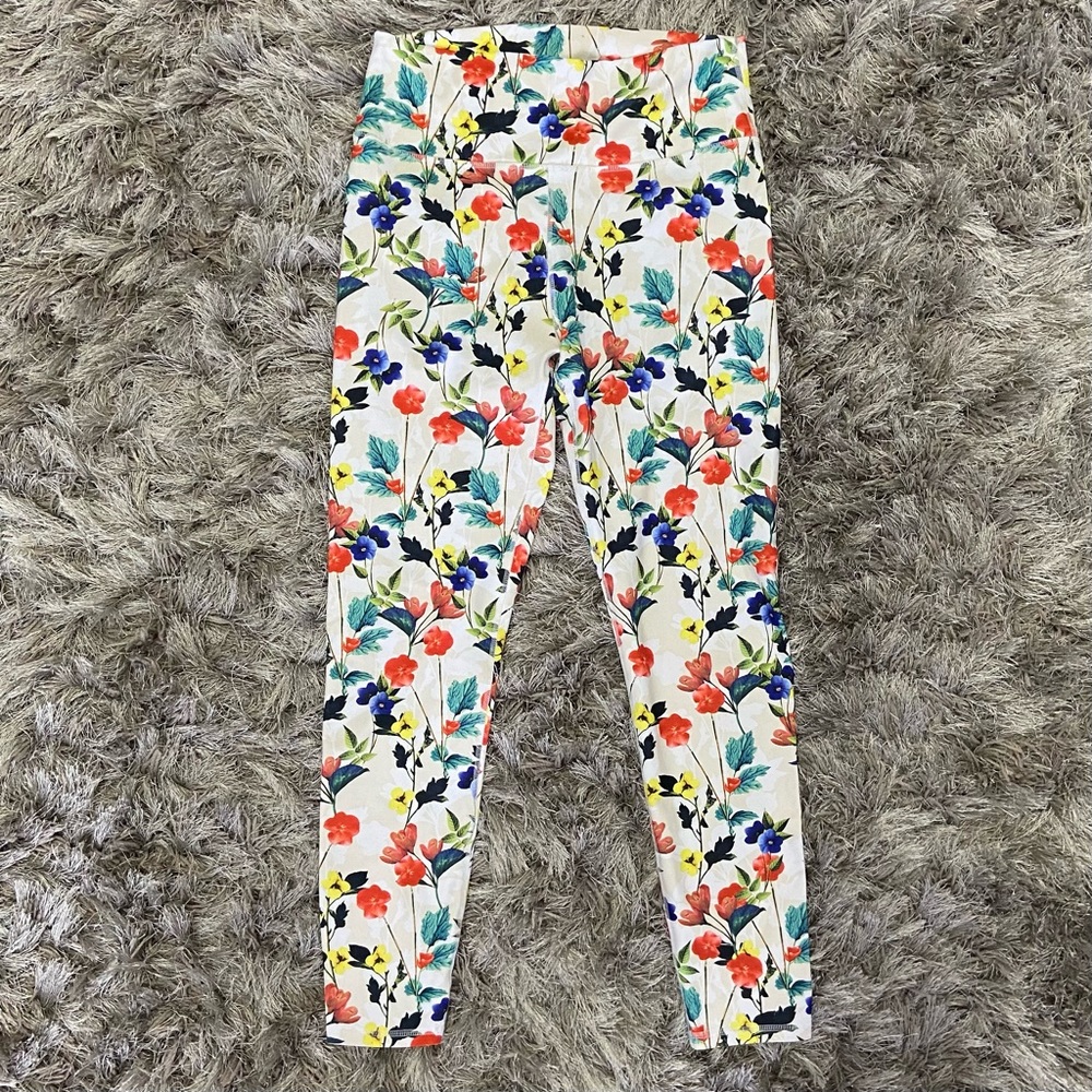 Fabletics cream floral women 3/4 length high waisted leggings. Size M. Used.